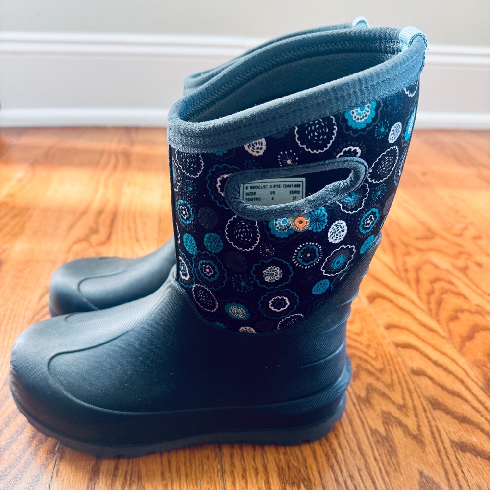 BOGS Rain boots youth size 4